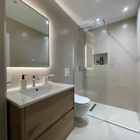 アパートホテル Myslym Shyri's